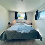 Spacious & Cozy In Tranquil Suburb Διαμέρισμα *