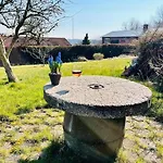 Διαμέρισμα Spacious & Cozy In Tranquil Suburb *