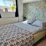 Spacious & Cozy In Tranquil Suburb Διαμέρισμα *