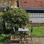 Διαμέρισμα Spacious & Cozy In Tranquil Suburb
