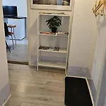 Διαμέρισμα Spacious & Cozy In Tranquil Suburb
