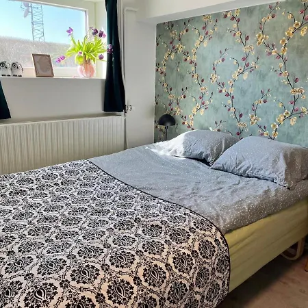 Spacious & Cozy In Tranquil Suburb Διαμέρισμα *