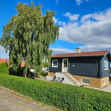 Spacious & Cozy In Tranquil Suburb Διαμέρισμα